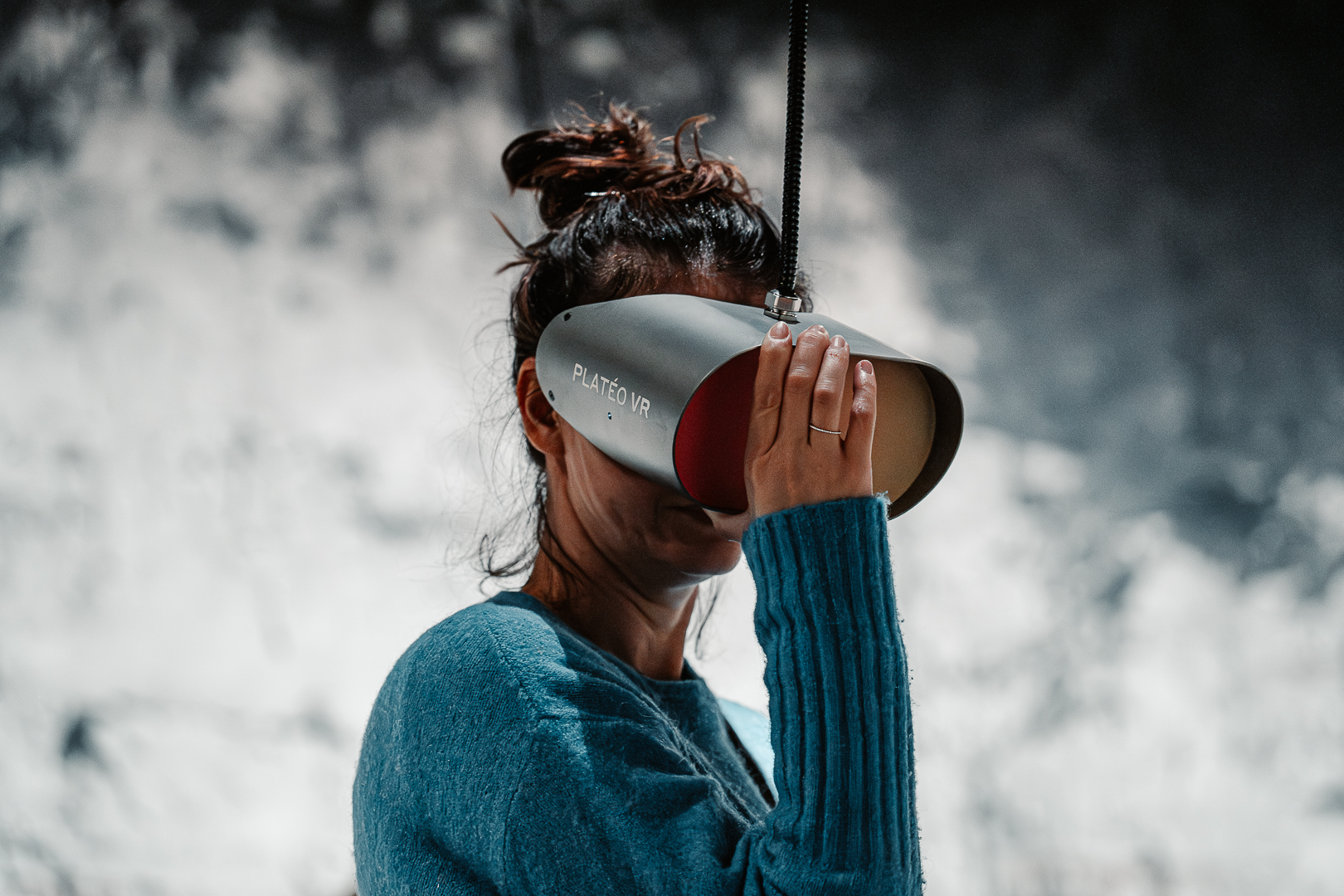 emme utilisant une installation de réalité virtuelle Plateo VR au Muséum d’histoire naturelle de Neuchâtel