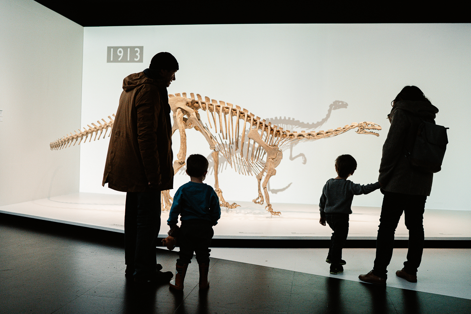 Famille devant un squelette de dinosaure exposé au Muséum d’histoire naturelle de Neuchâtel