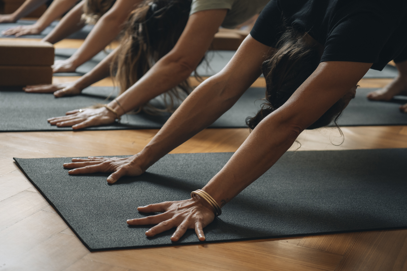 mains alignées sur tapis lors d’une séance collective de yoga