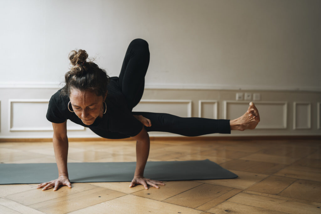 posture de yoga bras au sol, équilibre avancé en intérieur