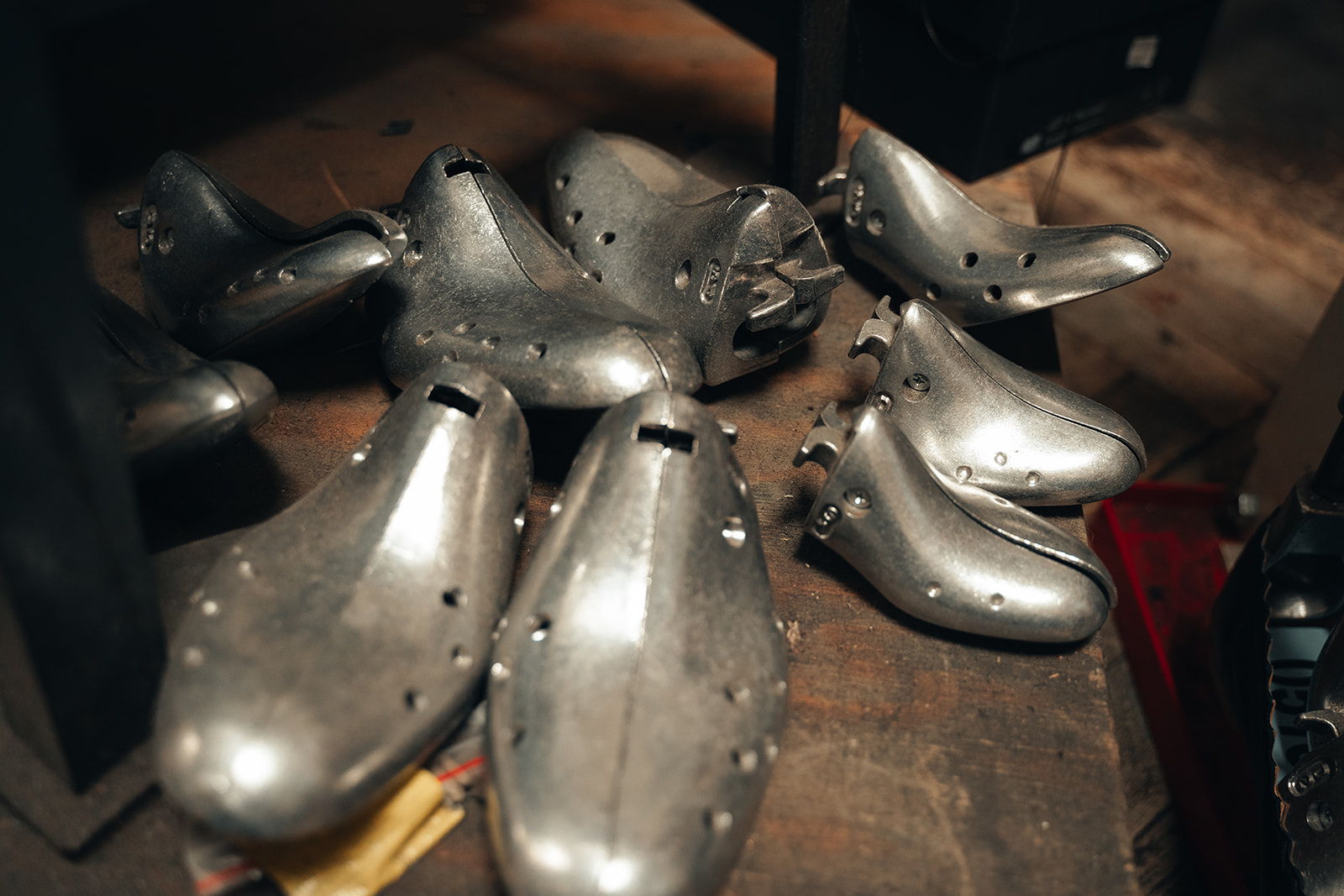 Embauchoirs métalliques alignés dans un atelier de cordonnerie à Neuchâtel, outils utilisés pour maintenir la forme des chaussures.