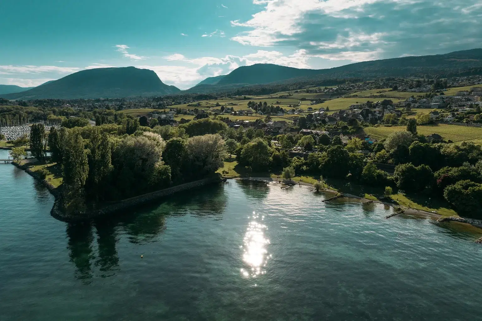 Vue aérienne d’un paysage viticole avec lac et montagnes, dans le canton de Neuchâtel.
