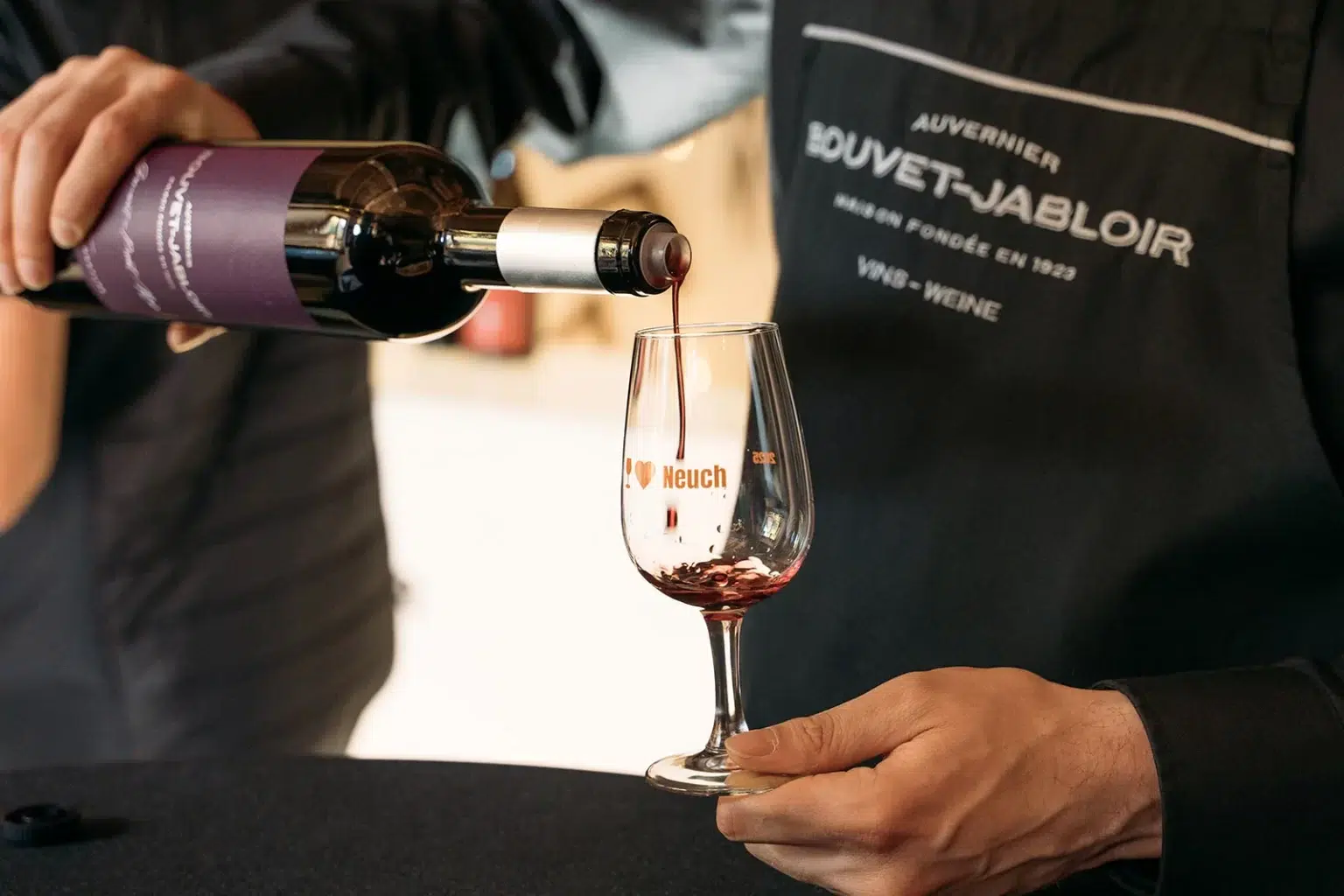 Vin rouge servi dans un verre gravé, lors d’une dégustation aux Caves Ouvertes 2025.